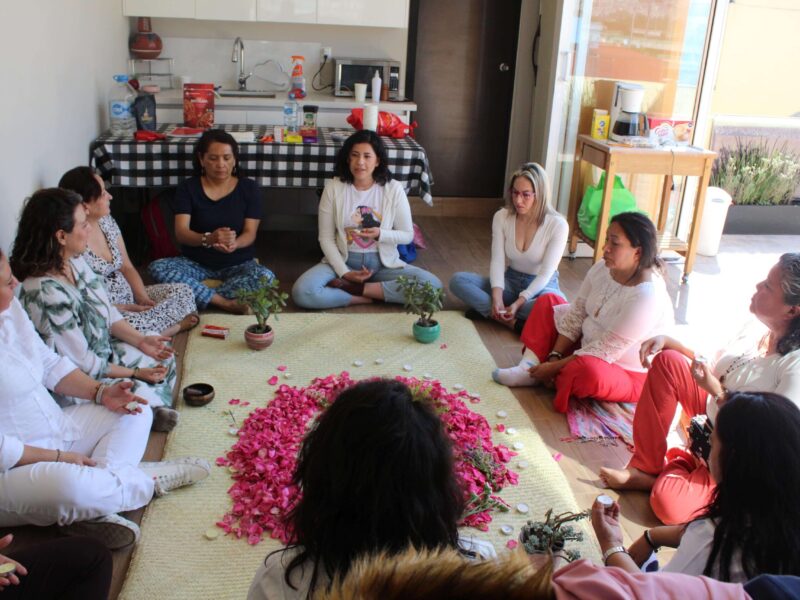 dharmonia_grupomujeresmeditando-min